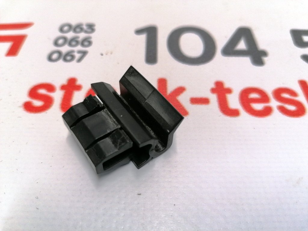 1 Klips do mocowania przedniego bagażnika (koryta) do błotnika Tesli Model 3 1472872-00-B